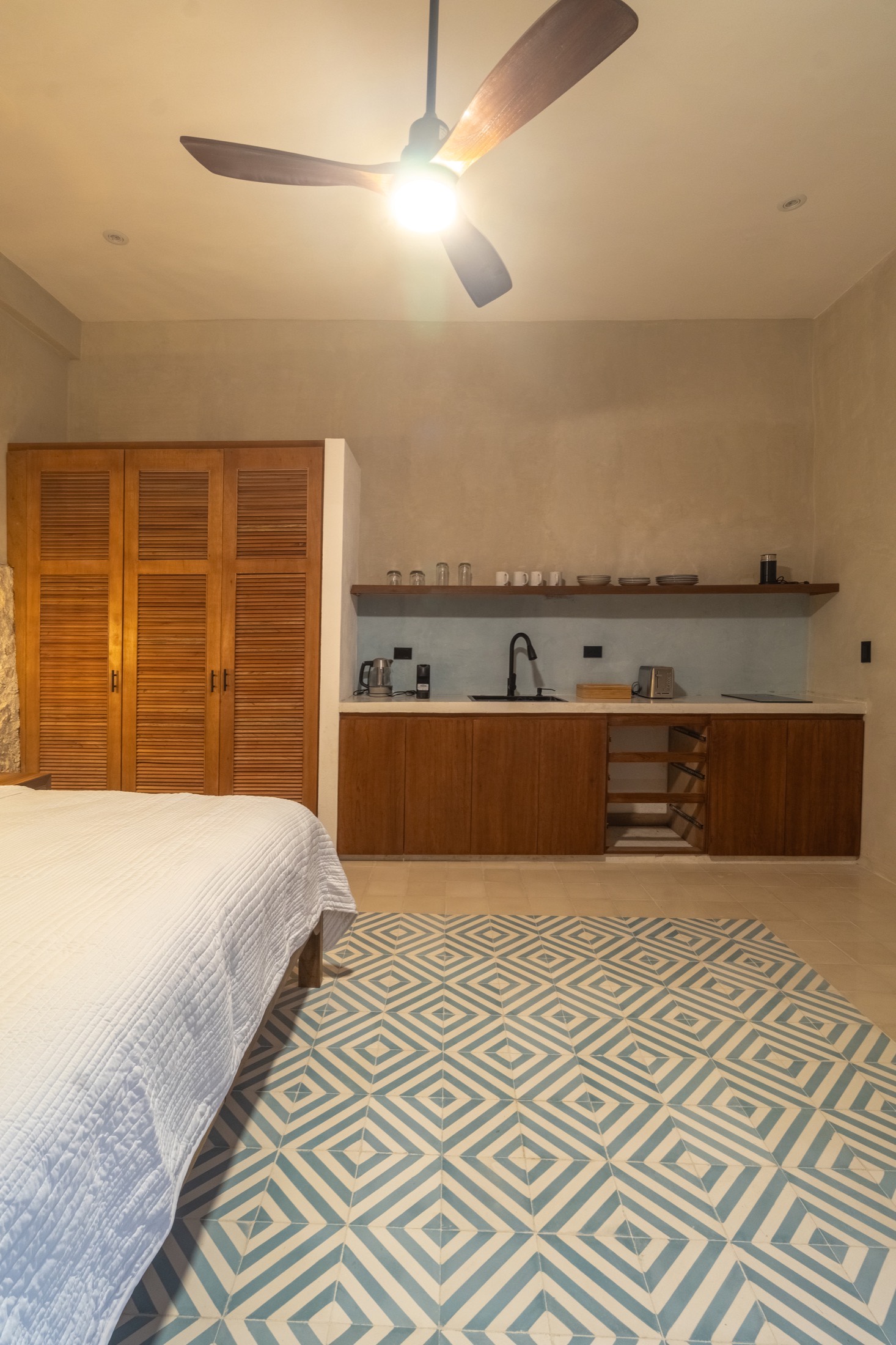 Habitación con tina y cocineta